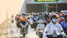 Các bác sĩ khuyến cáo, để phòng ngừa hít phải bụi mịn, người dân nên dùng các loại khẩu trang chuyên dụng khi ra đường. Ảnh: TTXVN