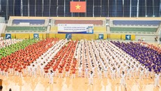 Người cao tuổi hào hứng tham gia hoạt động đồng diễn dưỡng sinh tại giải đấu.