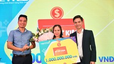 Ông Nguyễn Trọng Tính phó Tổng Giám đốc Tổng Công ty Viễn thông Viettel (ngoài cùng bên phải) và Ông Nguyễn Văn Sơn, Giám đốc Viettel Hà Nội trao giải Nhất (sổ tiết kiệm 1 tỷ đồng) cho khách hàng may mắn- bà Vòng A Chánh đến từ Lâm Đồng