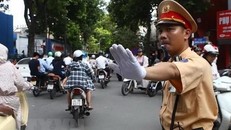 Cảnh sát phân luồng giao thông. (Ảnh minh họa: Minh Quyết/TTXVN)