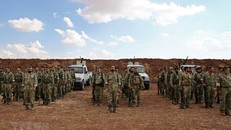 Các tay súng Syria ủng hộ Thổ Nhĩ Kỳ tập trung ở khu vực biên giới phía Bắc tỉnh Aleppo (Syria), ngày 7/10/2019. (Nguồn: AFP/TTXVN)