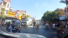 Do vi phạm Luật An toàn giao thông, người điều khiển phương tiện đã bỏ chạy lao vào một cán bộ Công an ngã ra đường