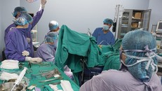 Ngoài cắt lọc búi trĩ hoại tử, bác sĩ cũng đã phải cắt bỏ vùng hậu môn của bệnh nhân 