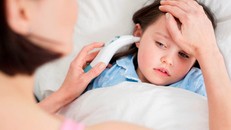 Khi trẻ sốt cao có nên sử dụng thuốc phòng ngừa co giật?