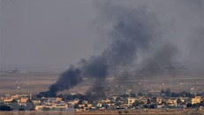 Khói bốc lên từ thành phố Ras al-Ain của Syria sau cuộc tấn công của quân đội Thổ Nhĩ Kỳ ngày 10/10/2019. (Nguồn: THX/ TTXVN)
