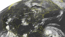 Hình ảnh từ Vệ tinh NOAA cho thấy cơn bão Irene có sức gió lên đến 185 km/giờ. Ảnh: AP