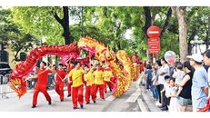 Người dân và khách du lịch tham quan, thưởng lãm các hoạt động văn hóa tại khu vực phố đi bộ chung quanh hồ Hoàn Kiếm. 