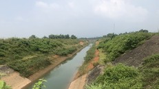 Kênh đầu nguồn dẫn nước từ sông Ðà vào nhà máy Viwasupco, tỉnh Hòa Bình đề nghị bịt kín để đảm bảo an ninh nguồn nước. Ảnh: Trọng Ðảng