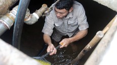 Các chung cư sử dụng nước sạch sông Đà đang gấp rút thau rửa bể nước. Ảnh: Lê Phú