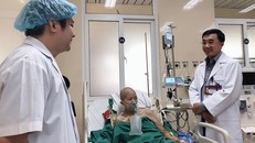 GS.TS Trần Văn Thuấn- Giám đốc Bệnh viện K thăm chị Nguyễn Thị Liên- bệnh nhân ung thư vú di căn giai đoạn cuối điều trị tại Bệnh viện K Tân Triều