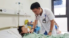 BSCK II. Nguyễn Đặng Khiêm thăm khám cho bệnh nhân sốt xuất huyết đang điều trị tại BV Hữu Nghị.