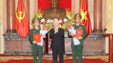 Tổng Bí thư, Chủ tịch nước Nguyễn Phú Trọng trao Quyết định thăng quân hàm Thượng tướng cho đồng chí Trần Quang Phương và đồng chí Đỗ Căn. Ảnh: Trí Dũng/TTXVN