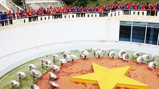 Các đại biểu Hành trình "Tôi yêu Tổ quốc tôi" và thanh niên tiêu biểu tỉnh Khánh Hòa tưởng nhớ 64 anh hùng liệt sĩ đã hy sinh để bảo vệ chủ quyền biển đảo thiêng liêng tại Gạc Ma.