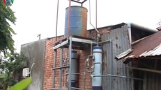 Nước ngầm được người dân bơm lên thùng dữ trữ để sử dụng trong sinh hoạt.