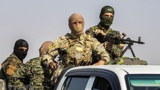 Các tay súng thuộc Lực lượng dân chủ Syria (SDF) rút khỏi khu vực biên giới Sanjak Saadoun, gần thị trấn Amuda, miền Bắc Syria. (Ảnh: AFP/TTXVN)