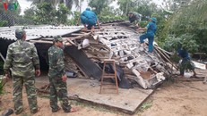 Các cán bộ, chiến sỹ cùng người dân dựng lại nhà cửa sau cơn bão.