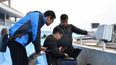 Các kỹ sư của Viettel đang triển khai giải pháp kỹ thuật phục vụ cho trận đấu giữa đội tuyển Việt Nam và đội tuyển UAE