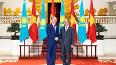 Thủ tướng Nguyễn Xuân Phúc và Chủ tịch Hạ viện Kazakhstan Nurlan Nigmatulin. Ảnh: VGP/Quang Hiếu