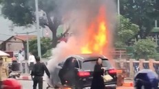 Hình ảnh bà Vũ Thị Hồng Thái đi giày cao gót rời khỏi chiếc xe Mercedes GLC 250 ngay sau khi tai nạn xảy ra