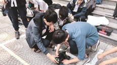  GD&TĐ - Trong điều kiện học sinh (HS) có nhiều nguồn để tham khảo và cập nhật kiến thức, giáo viên (GV) không chỉ là người truyền thụ kiến thức đơn thuần, mà còn là người dẫn dắt và truyền cảm hứng, khơi gợi sự sáng tạo cho HS. Có không ít GV lo lắng rằn