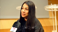 Nhà thiết kế Minh Hạnh tâm huyết với áo dài Việt Nam. Ảnh: Tố Uyên/TTXVN.