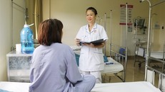 Bệnh nhân được tư vấn, giải thích tình trạng bệnh - Ảnh: Bệnh viện cung cấp.