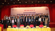 Các đại biểu tham gia hội thảo chụp ảnh lưu niệm 