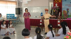 Bằng hình thức sân khấu hóa, công tác tuyên truyền bảo đảm an ninh, an toàn trường học được triển khai ở nhiều trường học. Ảnh: Q. Ngữ