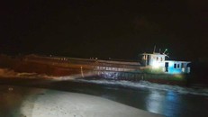 Con tàu hàng số hiệu Trung Quốc trôi dạt vào bờ biển Hà Tĩnh được người dân phát hiện tối ngày 6-12