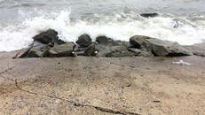 Phú Yên ban bố tình huống khẩn cấp sạt lở tuyến kè biển bảo vệ sân bay Tuy Hòa. Ảnh minh họa. (Ảnh: Công Thử/TTXVN)