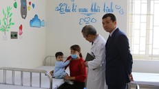 Bác sĩ thăm khám cho một bệnh nhi.