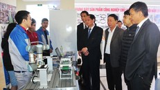 Các đồng chí đại biểu tham quan các sản phẩm công nghiệp trưng bày tại Chương trình.