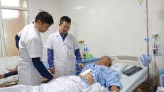 Các bác sĩ Khoa Ngoại Tổng hợp thăm khám, kiểm tra vết mổ cho bệnh nhân sau phẫu thuật.