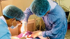 Các bác sĩ phải cố gắng mở nội khí quản cho người bệnh.