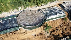 Vùng lõi di sản Tràng An (tỉnh Ninh Bình) hiện đang bị xâm phạm nghiêm trọng bởi hàng loạt các công trình xây dựng