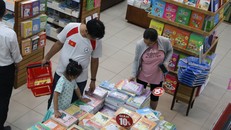 Phụ huynh tìm mua sách giáo khoa cho con, tại một cửa hàng sách TP Hồ Chí Minh. Ảnh: NLĐ.