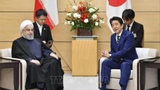 Tổng thống Iran Hassan Rouhani (trái) và Thủ tướng Nhật Bản Shinzo Abe (phải) tại cuộc gặp ở Tokyo ngày 20/12/2019. Ảnh: Kyodo/TTXVN