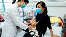 Chăm sóc điều trị cho trẻ mắc bệnh cúm tại Bệnh viện Nhi Trung ương. (Ảnh minh họa: Dương Ngọc/TTXVN)