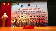 Trao bằng tốt nghiệp cho các bác sỹ trẻ chuyên khoa