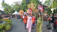 Việt Nam quảng bá du lịch tại Lễ hội đường phố Denpasar ở Indonesia