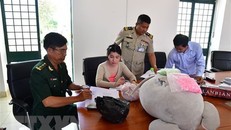 Đồn biên phòng Cửa khẩu quốc tế Mộc Bài phối hợp cùng lực lượng cảnh sát thành phố Bavet (Campuchia) điều tra để làm rõ các đối tượng có liên quan. (Ảnh: TTXVN)