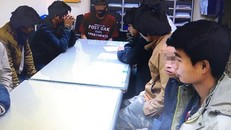 Nhóm công nhân lao động được đưa về trụ sở công an.