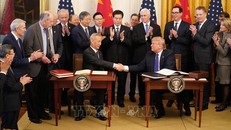 Tổng thống Mỹ Donald Trump (phải, phía trước) và Phó Thủ tướng Trung Quốc Lưu Hạc (trái, phía trước) tại lễ ký thỏa thuận thương mại giai đoạn 1 ở Washington DC., ngày 15/1/2020. Ảnh: THX/TTXVN