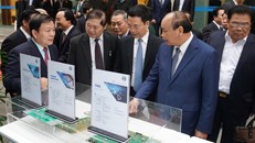 Thủ tướng Nguyễn Xuân Phúc thăm nơi trưng bày sản phẩm 5G của Viettel. - Ảnh: VGP