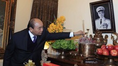 Thủ tướng Nguyễn Xuân Phúc dâng hương tưởng nhớ Đại tướng Võ Nguyên Giáp. Ảnh: VGP