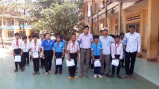 Học sinh nghèo Trường Trung học cơ sở Bế Văn Đàn được nhận áo trắng