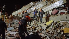 Nhân viên cứu hộ nỗ lực giải cứu các nạn nhân bị mắc kẹt dưới những đống đổ nát sau trận động đất ở Elazig, miền đông Thổ Nhĩ Kỳ, ngày 24/1/2020. Ảnh: AFP/TTXVN