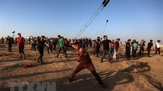 Người biểu tình Palestine ném đạn hơi cay trong cuộc đụng độ với binh sỹ Israel tại khu vực biên giới Dải Gaza-Israel ở phía đông thành phố Gaza ngày 27/9/2019. (Ảnh: THX/TTXVN)