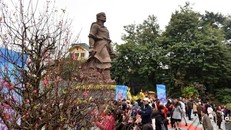 Để tưởng nhớ công lao to lớn của vị Hoàng đế lỗi lạc Quang Trung - Nguyễn Huệ, hàng nghìn người dân tham gia lễ hội truyền thống.