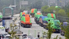 Đoàn xe chở lương thực viện trợ của Hàn Quốc tới Triều Tiên di chuyển qua khu vực cửa khẩu ở Paju (Hàn Quốc). Ảnh tư liệu: AFP/TTXVN